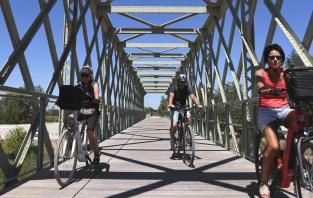 3 vélos sur un pont passerelle