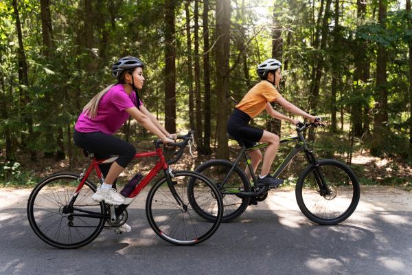 2 personnes font du vélo