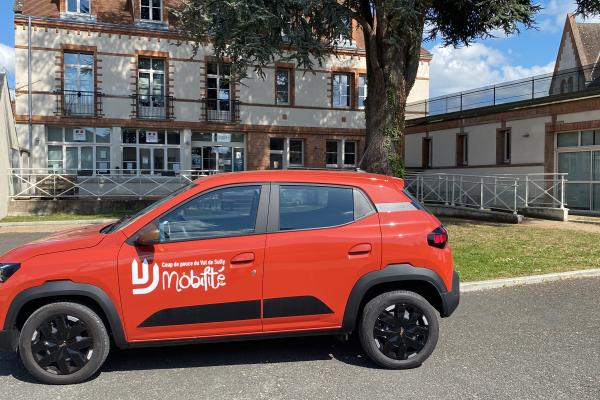 vehicule dacia rouge