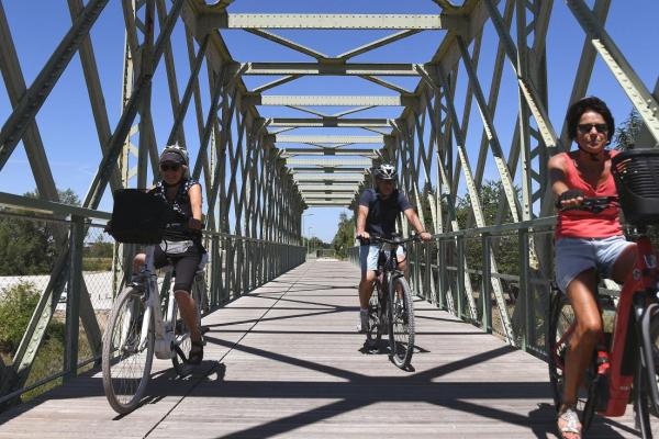 3 vélos sur un pont passerelle