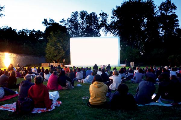 des gens devant une séance de cinéma de plein air