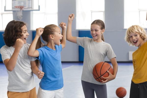 des enfants fêtent leur victoire au basket