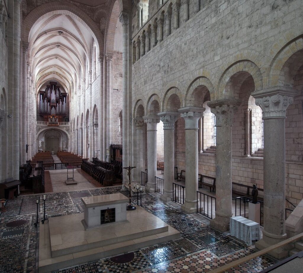 Visites guidées de l'abbatiale. Crédit photo : LE BELVEDERE - CC VAL DE SULLY