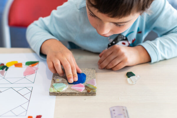 Atelier-mosaique-St-Benoit-sur-Loire©Ludovic-LETOT-56-600x400. Crédit photo : LudovicLetot