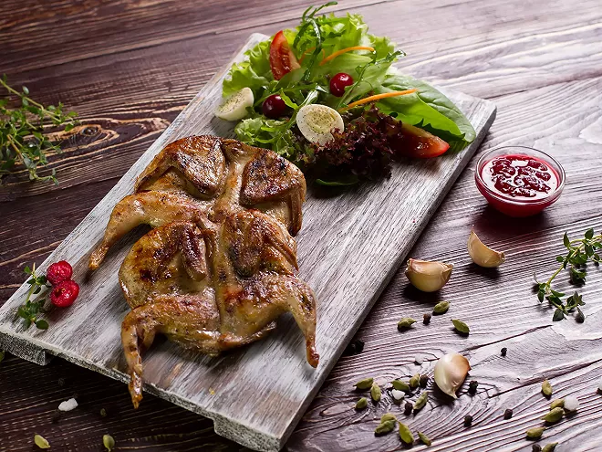 coquelets-en-crapaudine-aux-herbes-de-provence. Crédit photo : Cuisine AZ