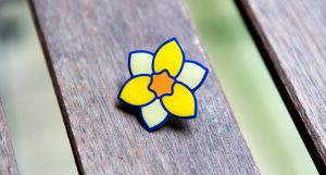 Badge-Jonquille-300x161. Crédit photo : Inst. MarieCurie