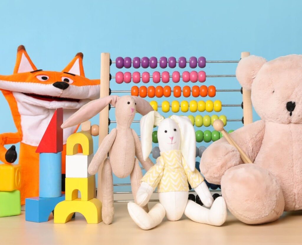 Collection of different toys on wooden table. Crédit photo : PIXABAY