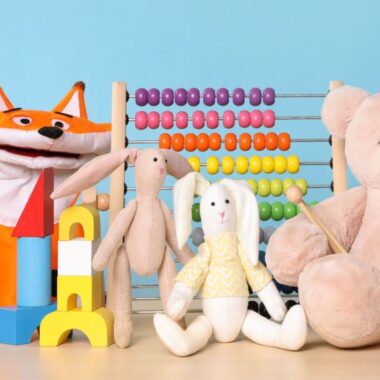 Collection of different toys on wooden table. Crédit photo : PIXABAY