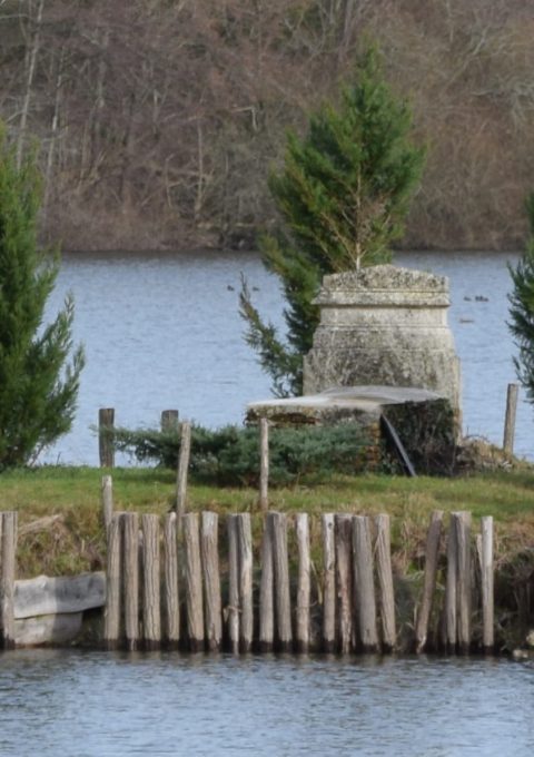 mausolee_etang_st_aignan_des_gues